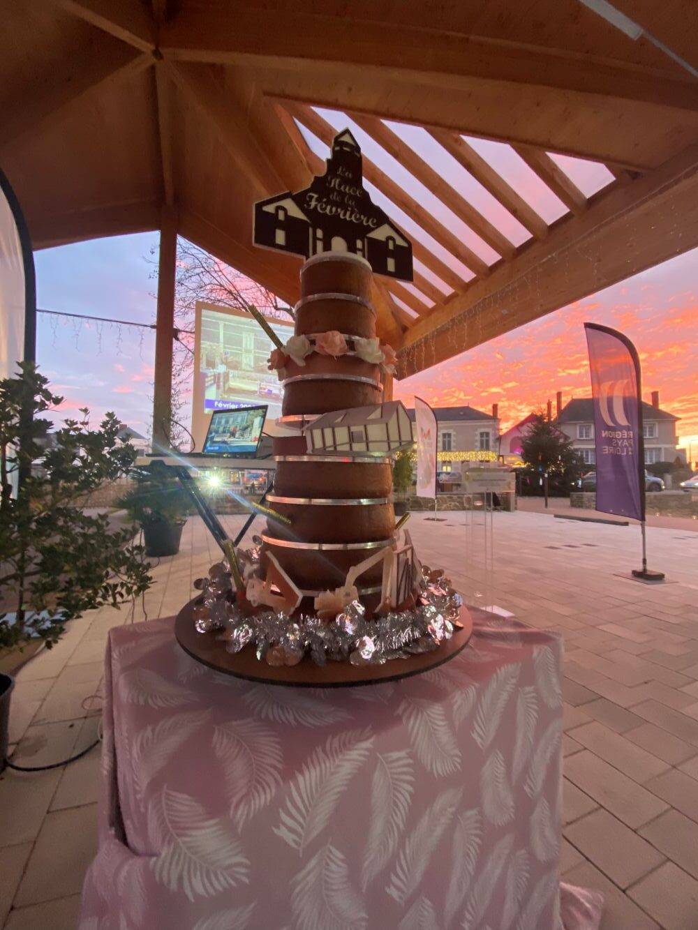 piece montée représentant la place de la fevriere