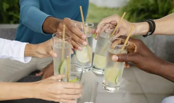 Des gens trinquent avec des boissons non alcoolisées pour le Dry January