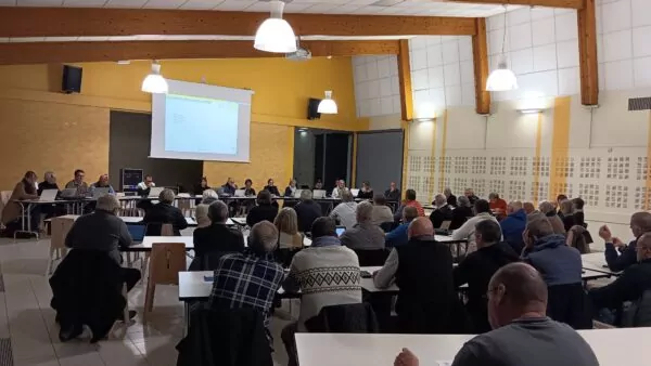 réunion du conseil municipal dans une salle